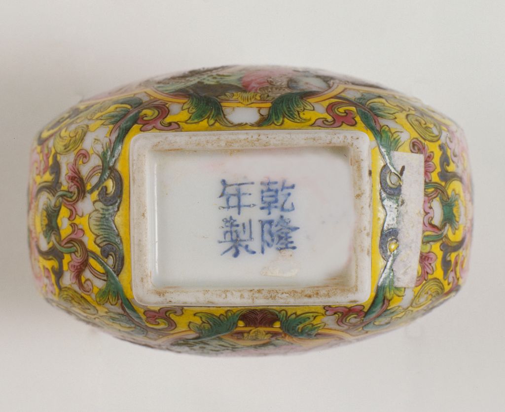 图片[3]-Qianlong Yellow Ground Enamel Colored Western Figure Drawing Ribbon Ear Gourd Bottle-China Archive